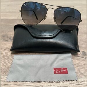 Black polarized Ray-Ban aviator sunglasses